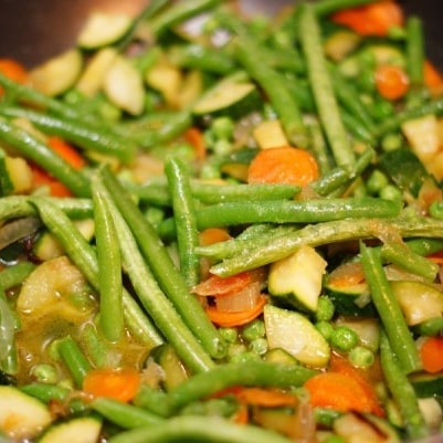 Заморожені овочі на сковороді